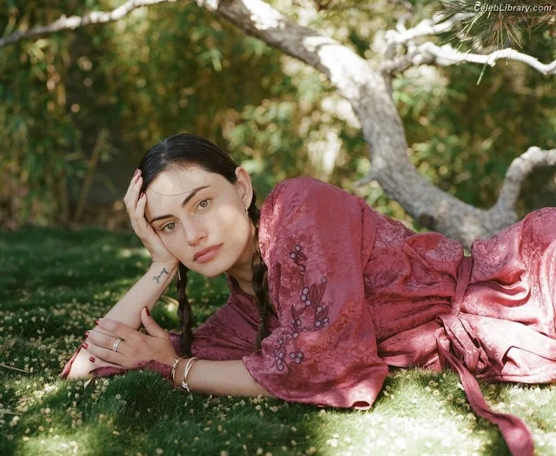 Phoebe Tonkin photo 1 of 327