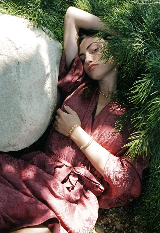 Phoebe Tonkin photo 2 of 327