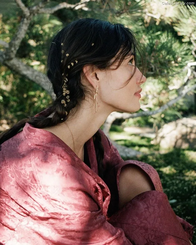 Phoebe Tonkin photo 3 of 327