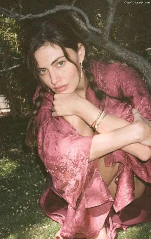 Phoebe Tonkin photo 4 of 327
