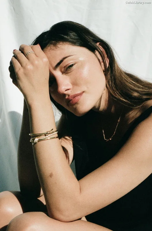 Phoebe Tonkin photo 6 of 327