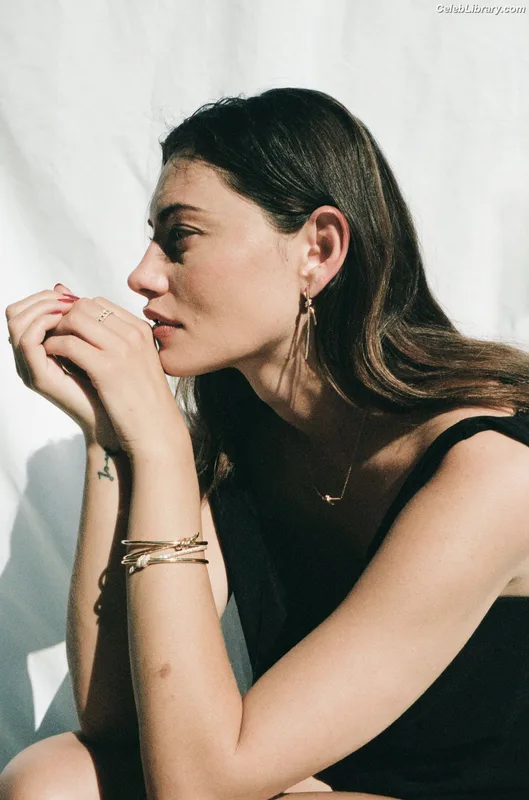 Phoebe Tonkin photo 7 of 327