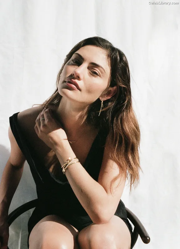 Phoebe Tonkin photo 8 of 327