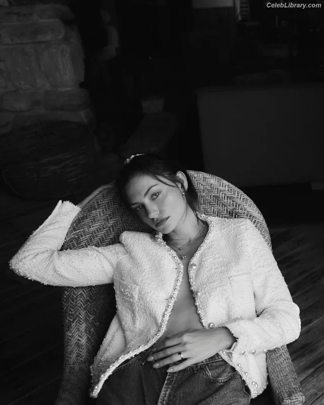Phoebe Tonkin photo 15 of 327
