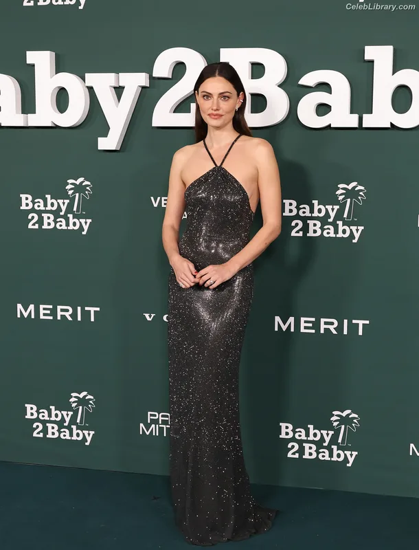 Phoebe Tonkin photo 4 of 327