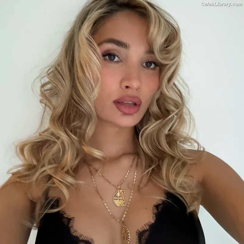 Pia Mia Perez photo 4 of 189