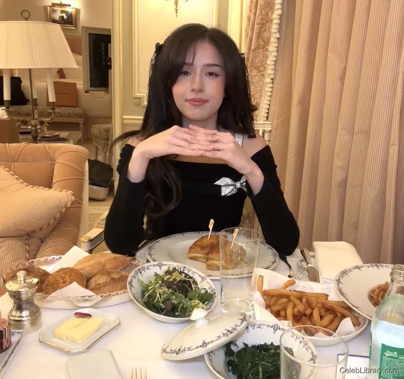 Pokimane photo 15 of 3752