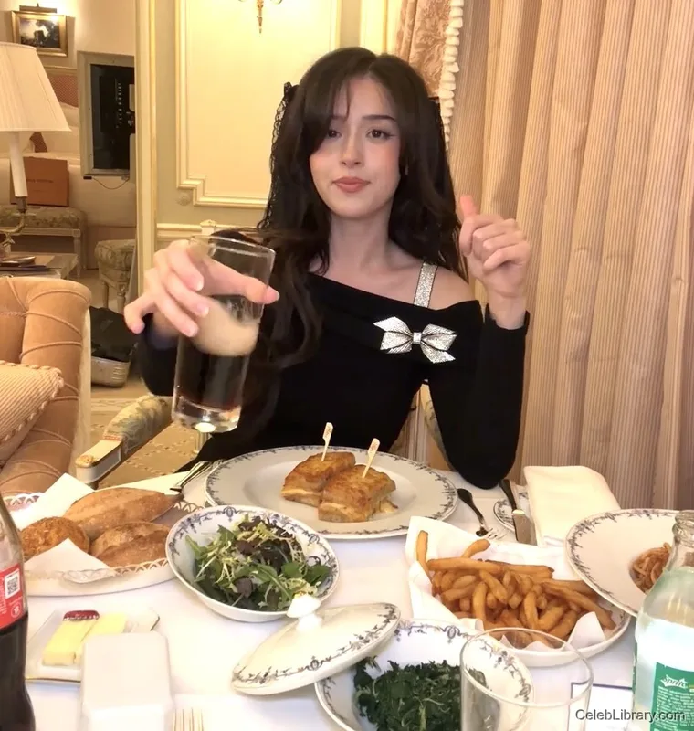Pokimane photo 17 of 3752
