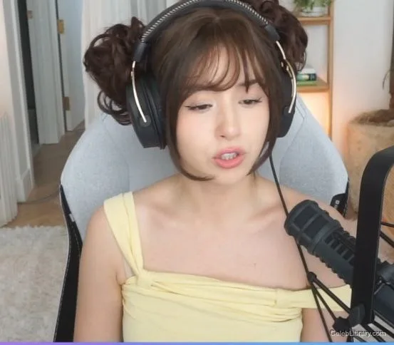 Pokimane photo 4 of 3752