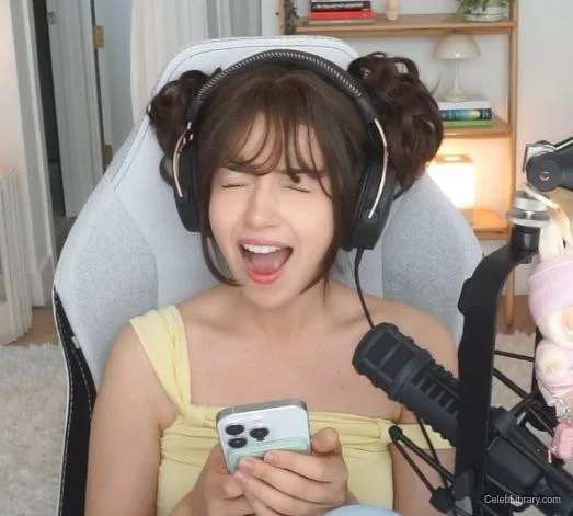 Pokimane photo 5 of 3752
