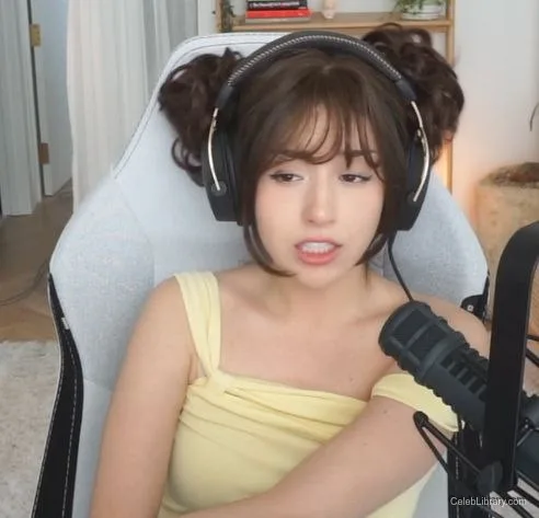 Pokimane photo 7 of 3752