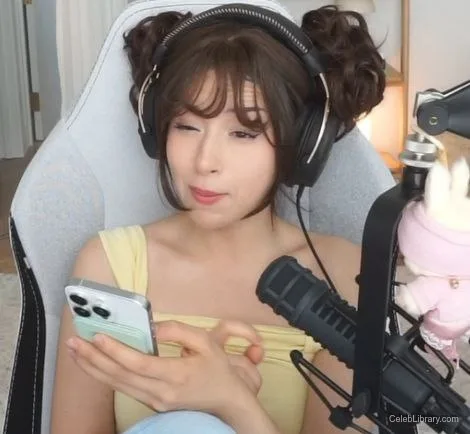 Pokimane photo 18 of 3752