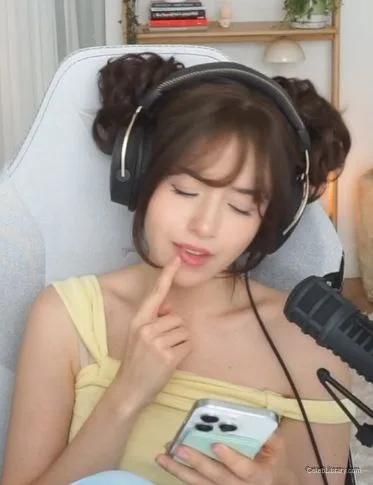 Pokimane photo 23 of 3752