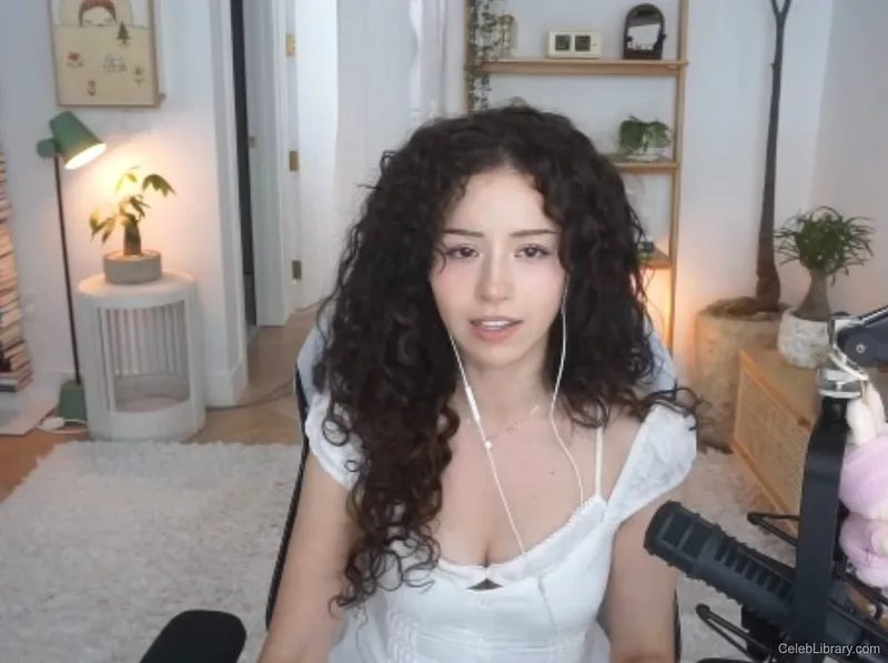 Pokimane photo 1 of 3752