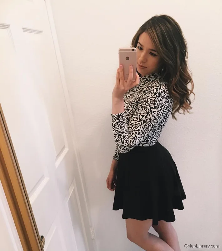 Pokimane photo 16 of 3752