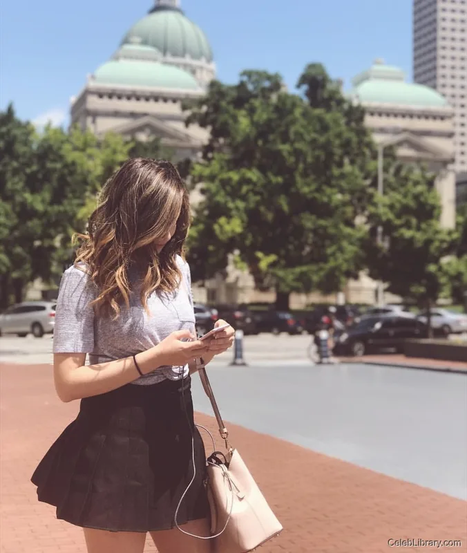 Pokimane photo 17 of 3752