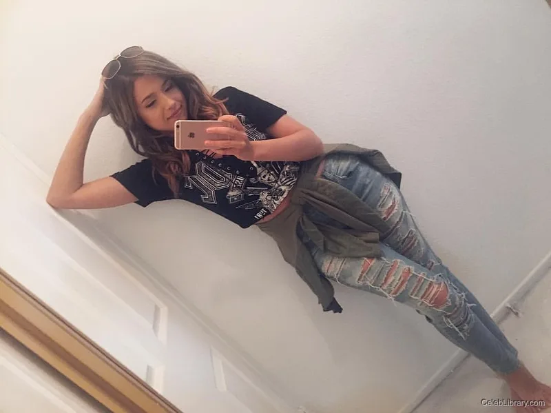 Pokimane photo 2 of 3752