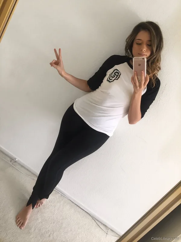 Pokimane photo 16 of 3752