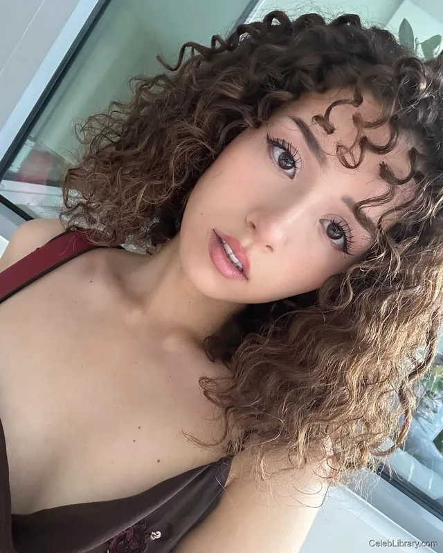 Pokimane photo 16 of 3752