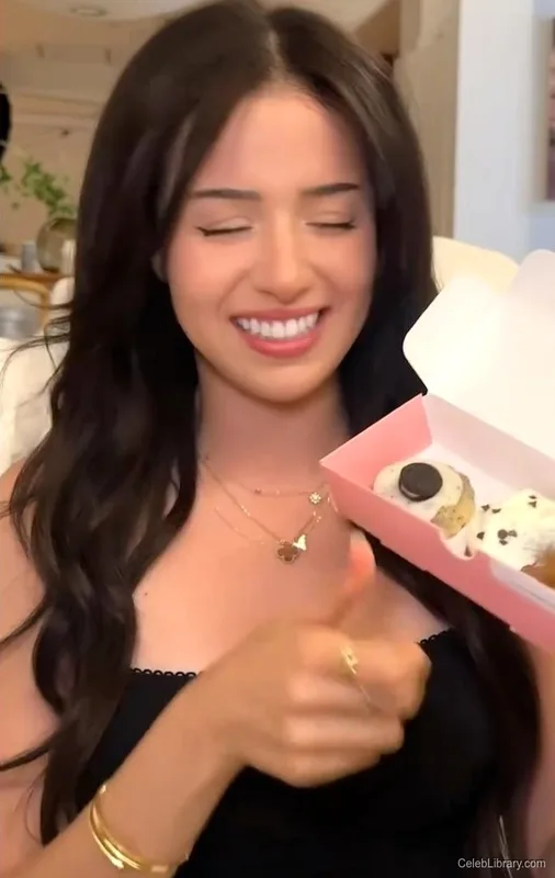 Pokimane photo 16 of 3752