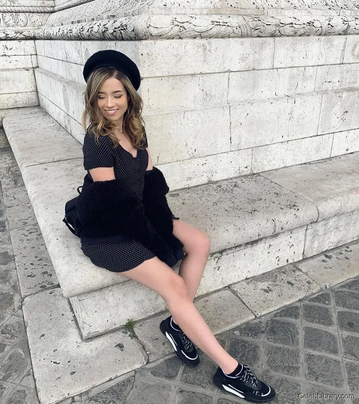 Pokimane photo 22 of 3752