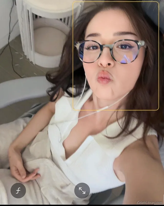 Pokimane photo 1 of 3752
