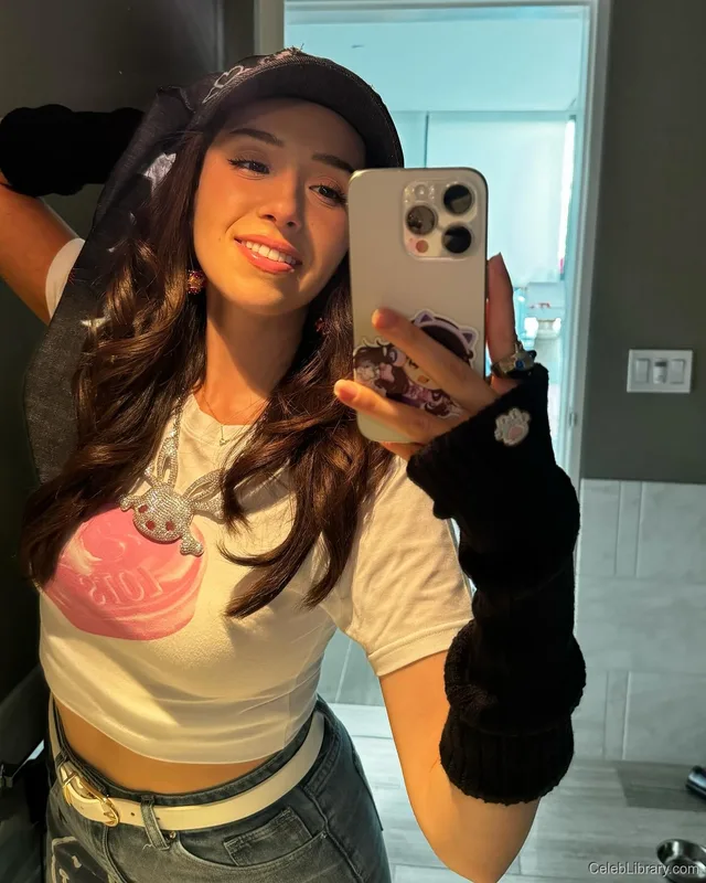 Pokimane photo 7 of 3752