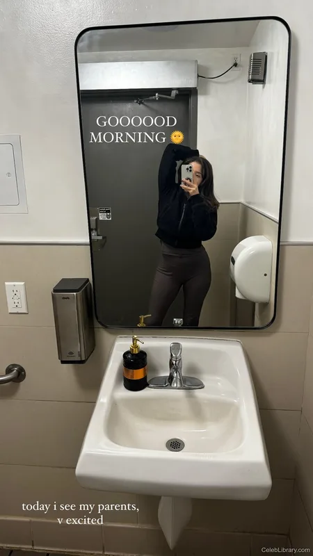Pokimane photo 1 of 3752