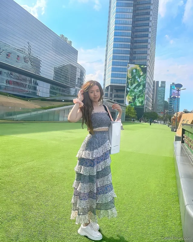 Pokimane photo 18 of 3752