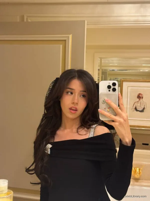 Pokimane photo 18 of 3752