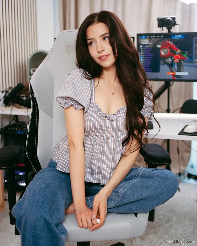 Pokimane photo 11 of 3752