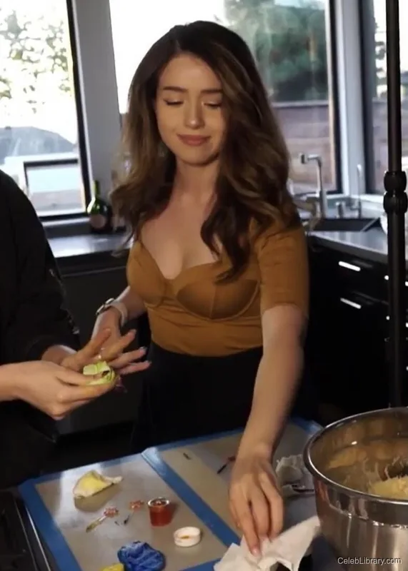 Pokimane photo 19 of 3752