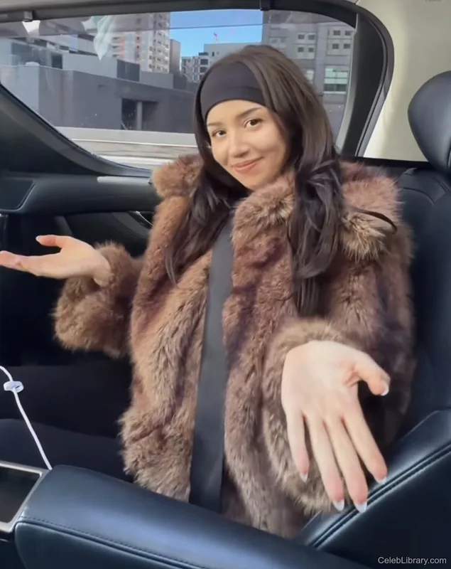 Pokimane photo 10 of 3752