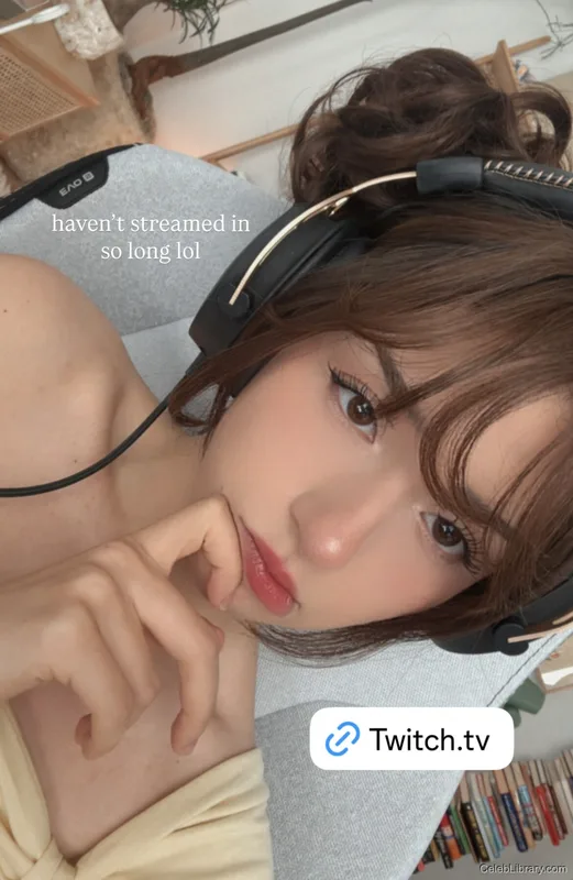 Pokimane photo 23 of 3752