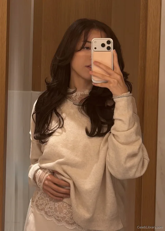 Pokimane photo 11 of 3752