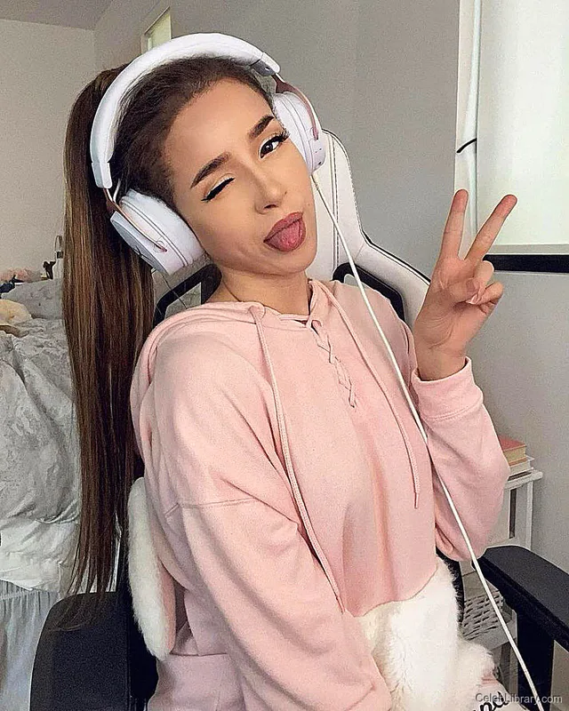 Pokimane photo 14 of 3752