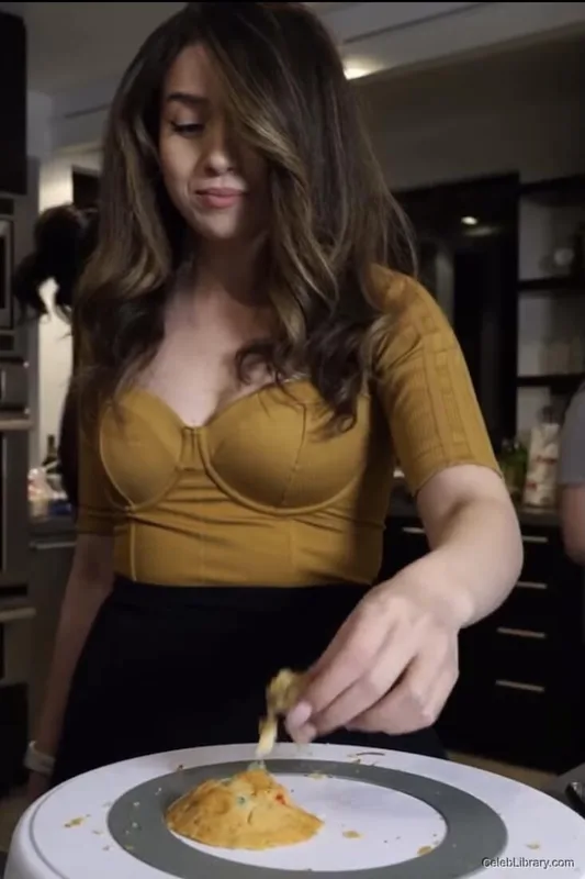 Pokimane photo 4 of 3752