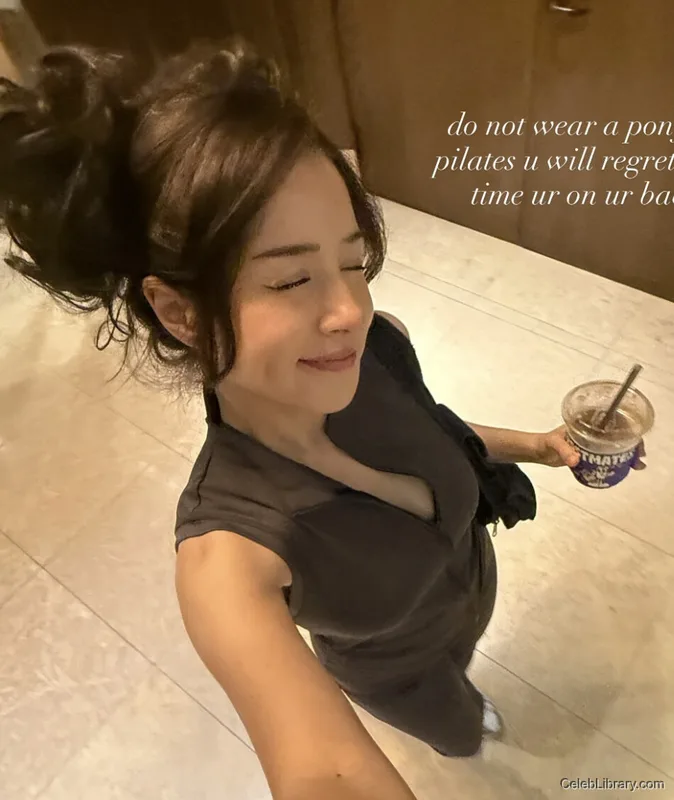 Pokimane photo 5 of 3752