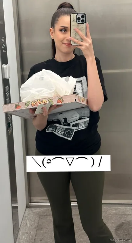 Pokimane photo 7 of 3752