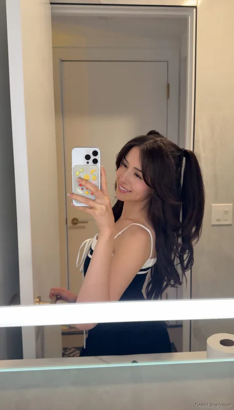 Pokimane photo 16 of 3752