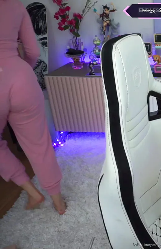 Pokimane photo 8 of 3752