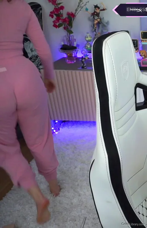 Pokimane photo 9 of 3752