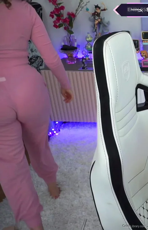 Pokimane photo 10 of 3752
