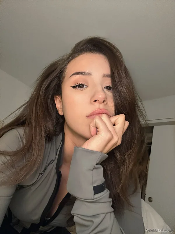 Pokimane photo 1 of 3752