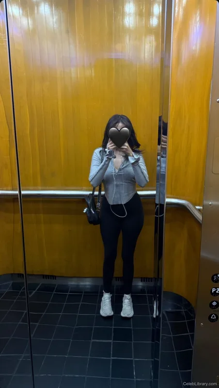 Pokimane photo 5 of 3752