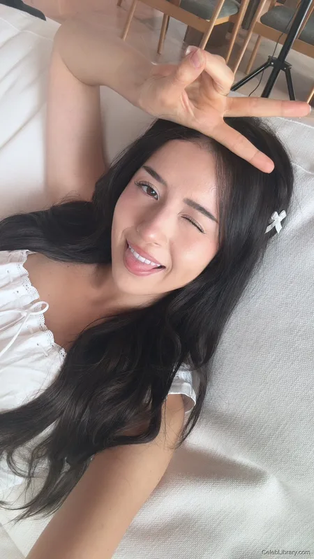 Pokimane photo 2 of 3752