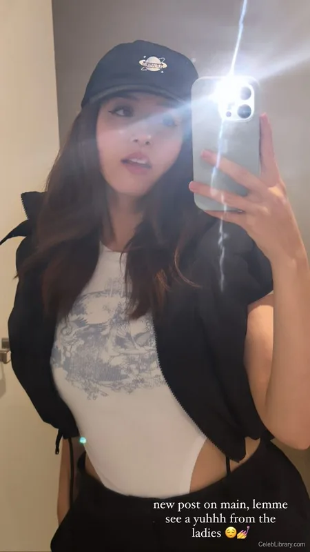 Pokimane photo 16 of 3752