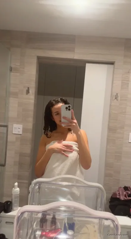 Pokimane photo 5 of 3752