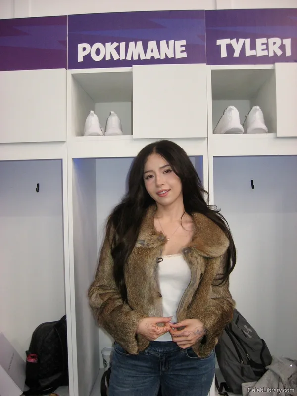 Pokimane photo 1 of 3752