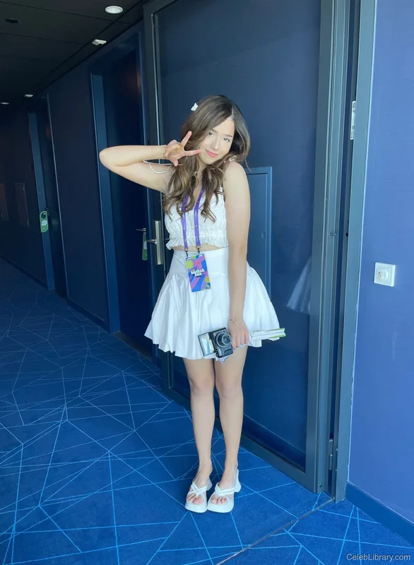 Pokimane photo 1 of 3752
